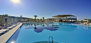 Indendørs pool, 4 udendørs pools, parasoller, liggestole