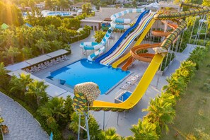 Piscine intérieure, 4 piscines extérieures, parasols, chaises longues