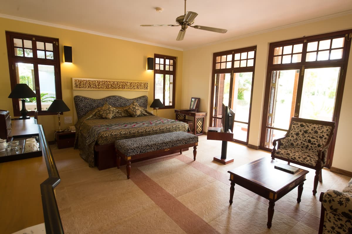 Silk Room with Jacuzzi | Minibar, in-room safe, desk, blackout drapes