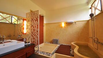 Combined shower/tub, jetted tub, rainfall showerhead, hair dryer