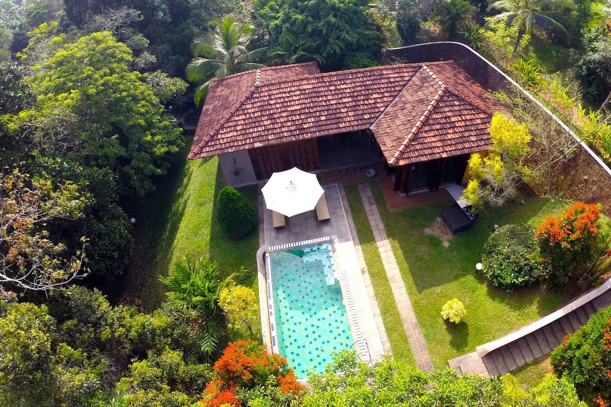 Grand Villa with Pool | Minibar, in-room safe, desk, blackout drapes