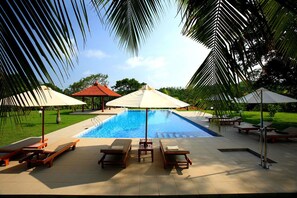 Una piscina cubierta, una piscina al aire libre