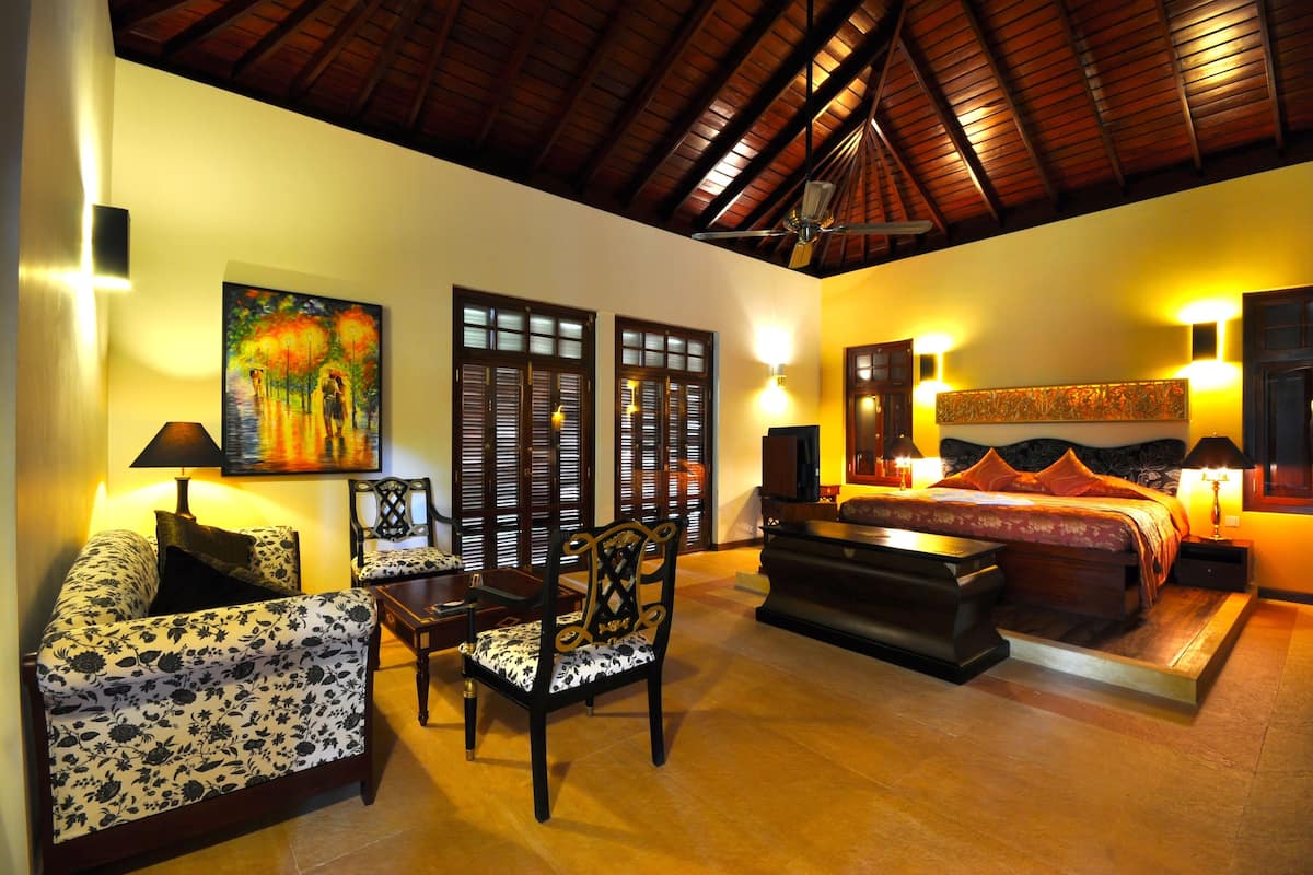 Extravagant Villa with Jacuzzi | Minibar, in-room safe, desk, blackout drapes
