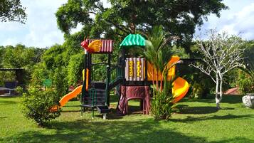 Área de juegos infantiles al aire libre
