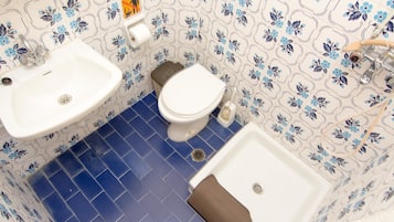 Standaard driepersoonskamer | Badkamervoorzieningen | Gratis toiletartikelen, een haardroger, handdoeken