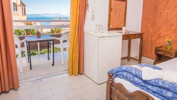 Chambre Double, vue mer | Bureau, fer et planche à repasser, lits bébé (gratuits)