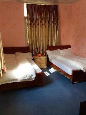 A room with two single beds, a nightstand, and a window with curtains. - Xiamen Shangyikongjian Hotel (Xiamen)