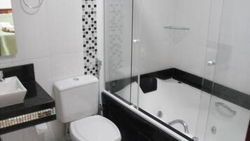 Een moderne badkamer met toilet, wastafel en douchecabine.