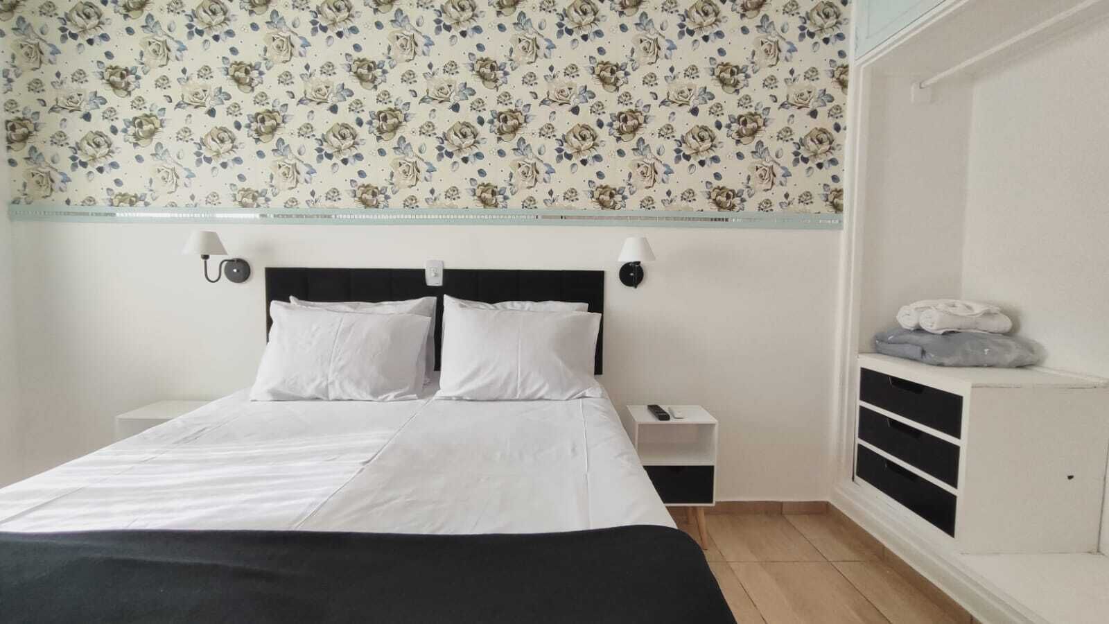 Habitación doble Confort, vista al jardín, planta baja | Sábanas de algodón egipcio, minibar y tabla de planchar con plancha 