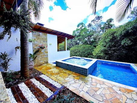 Una piscina cubierta, una piscina al aire libre