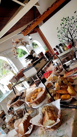 Petit déjeuner complet compris tous les jours