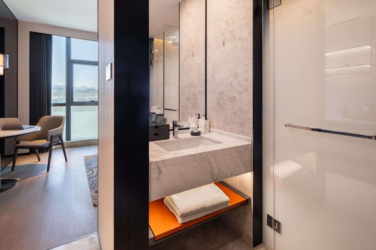 Deluxe Room, 1 King Bed, River View | Down comforters, in-room safe, laptop workspace, blackout drapes