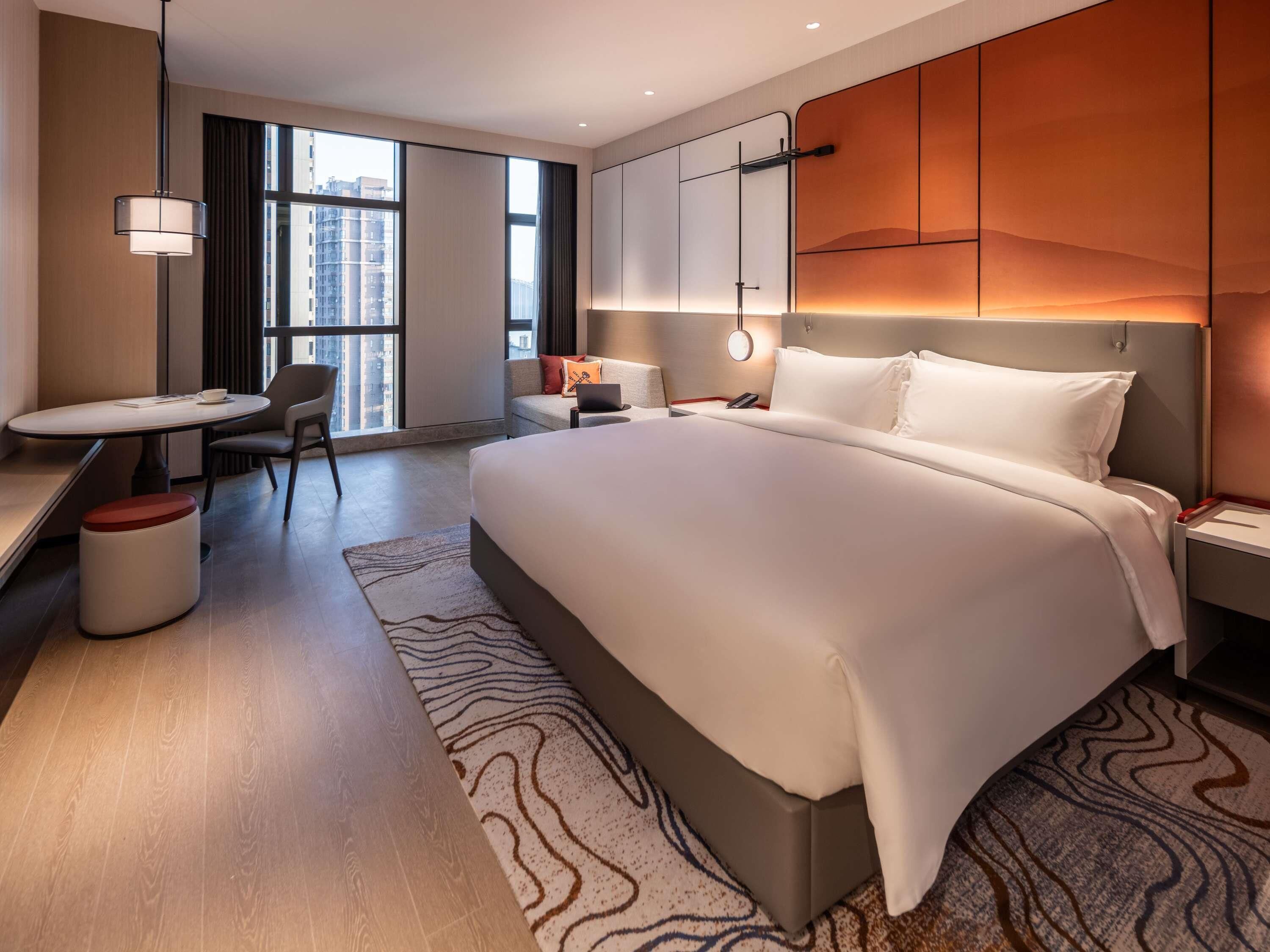 Cubrecamas y caja de seguridad en la habitación 