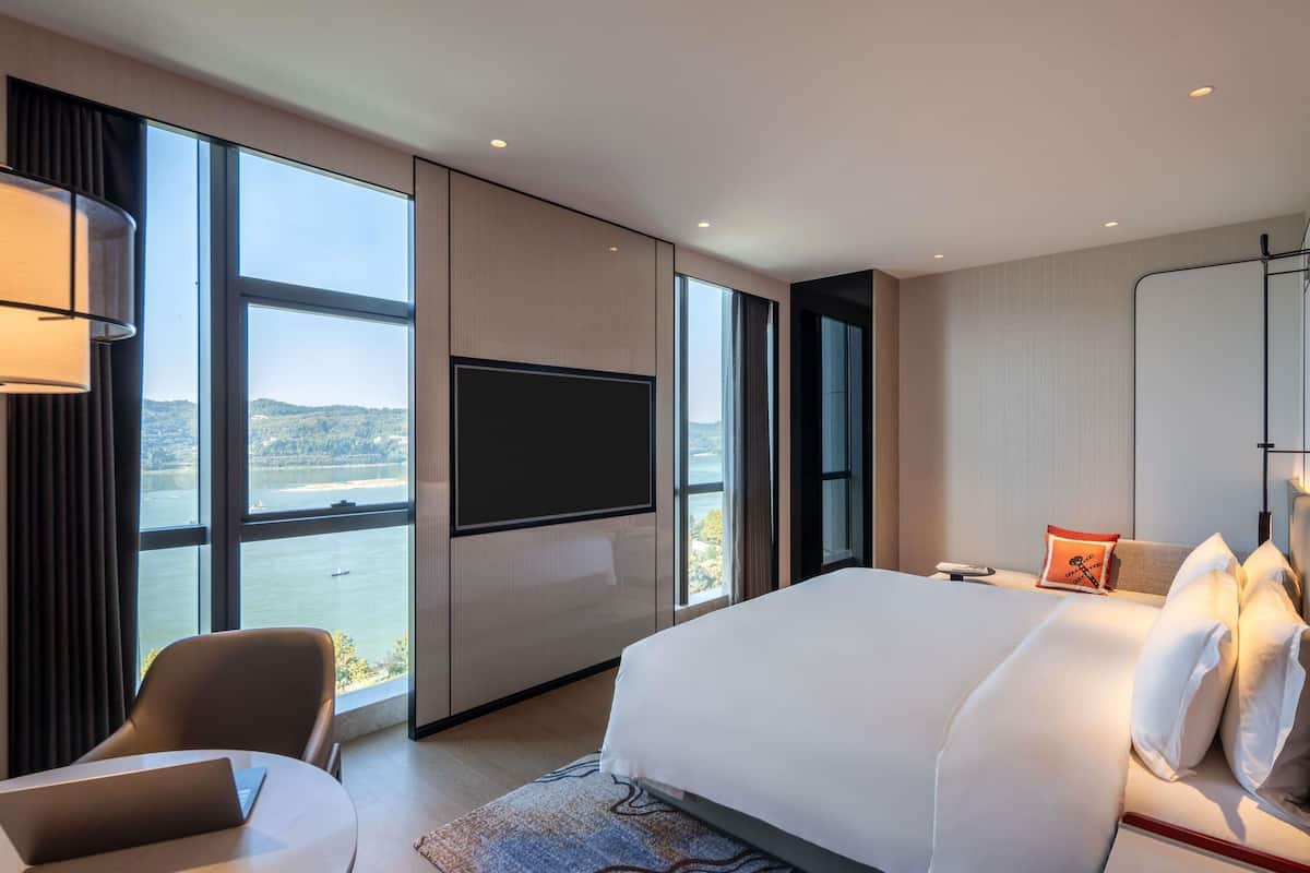Down comforters, in-room safe, laptop workspace, blackout drapes