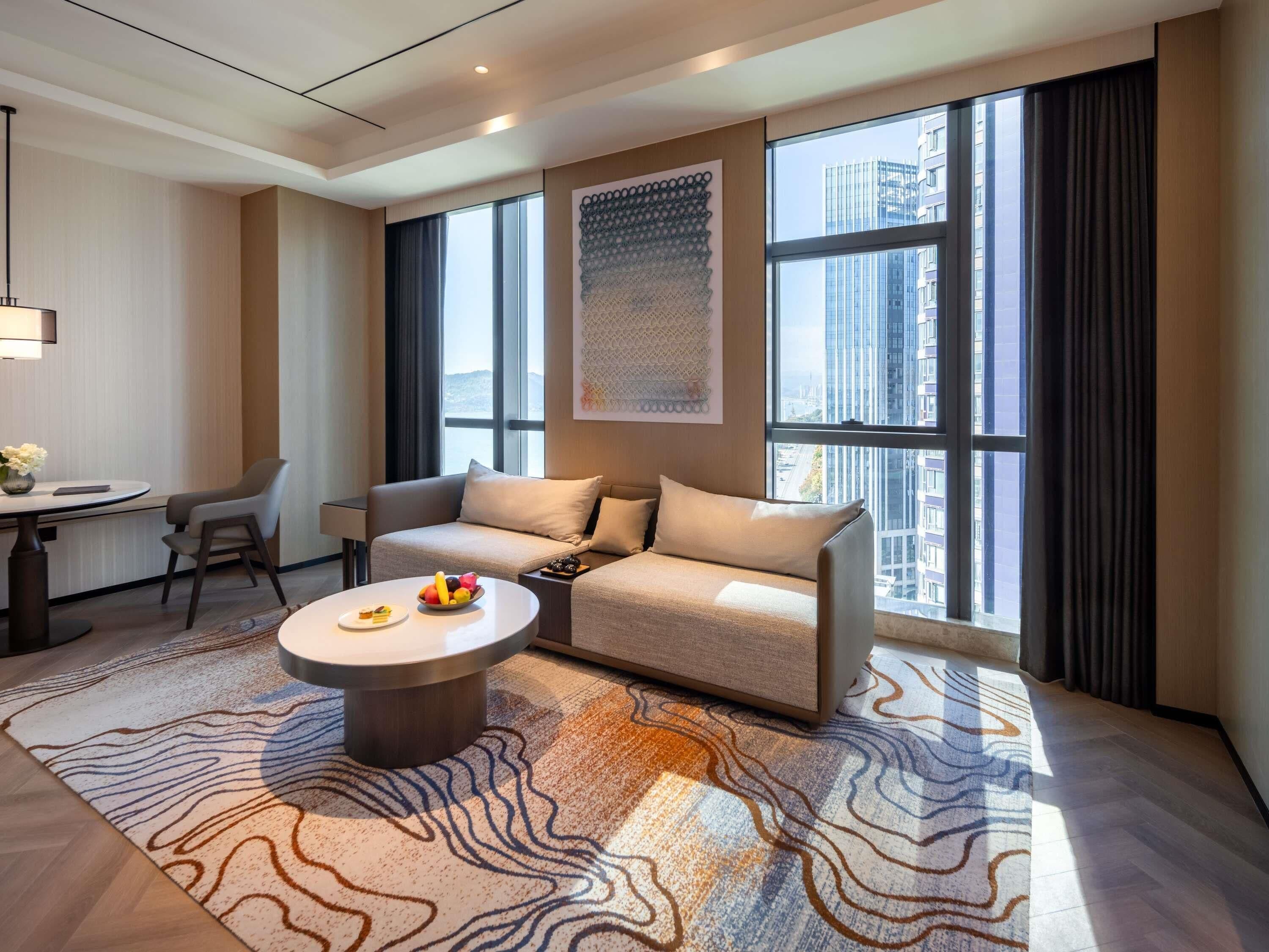 Suite Deluxe, 1 cama King size | Edredón y caja de seguridad en la habitación 