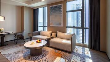 ألحفة محشوة بالريش وخزنة داخل الغرفة ومساحة عمل للكمبيوتر المحمول