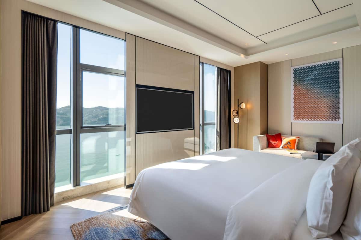 Suite Deluxe, 1 cama de matrimonio grande | Edredones de plumas, caja fuerte, espacio para trabajar con un portátil