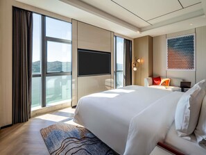 Deluxe Suite, 1 King Bed - Grand Mercure Yichang Waitan (Yichang)