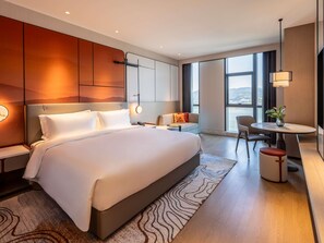 Executive Room, 1 King Bed, River View | Down comforters, in-room safe, laptop workspace, blackout drapes - Grand Mercure Yichang Waitan (Yichang)