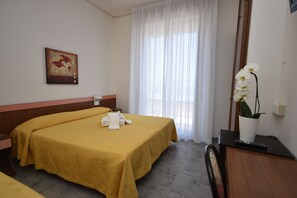 Dundyner, safe på rommet, skrivebord og skrivebord for bærbar PC