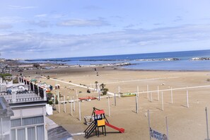 Privatstrand, weißer Sandstrand, Liegestühle, Sonnenschirme