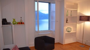 Suite panorámica, 1 cama de matrimonio, terraza, vistas al lago | Zona de estar