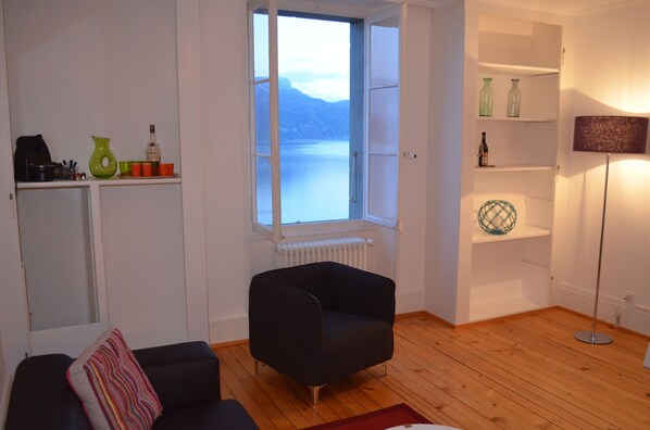 Panoramic-Suite, 1 Queen-Bett, Terrasse, Seeblick | Wohnbereich