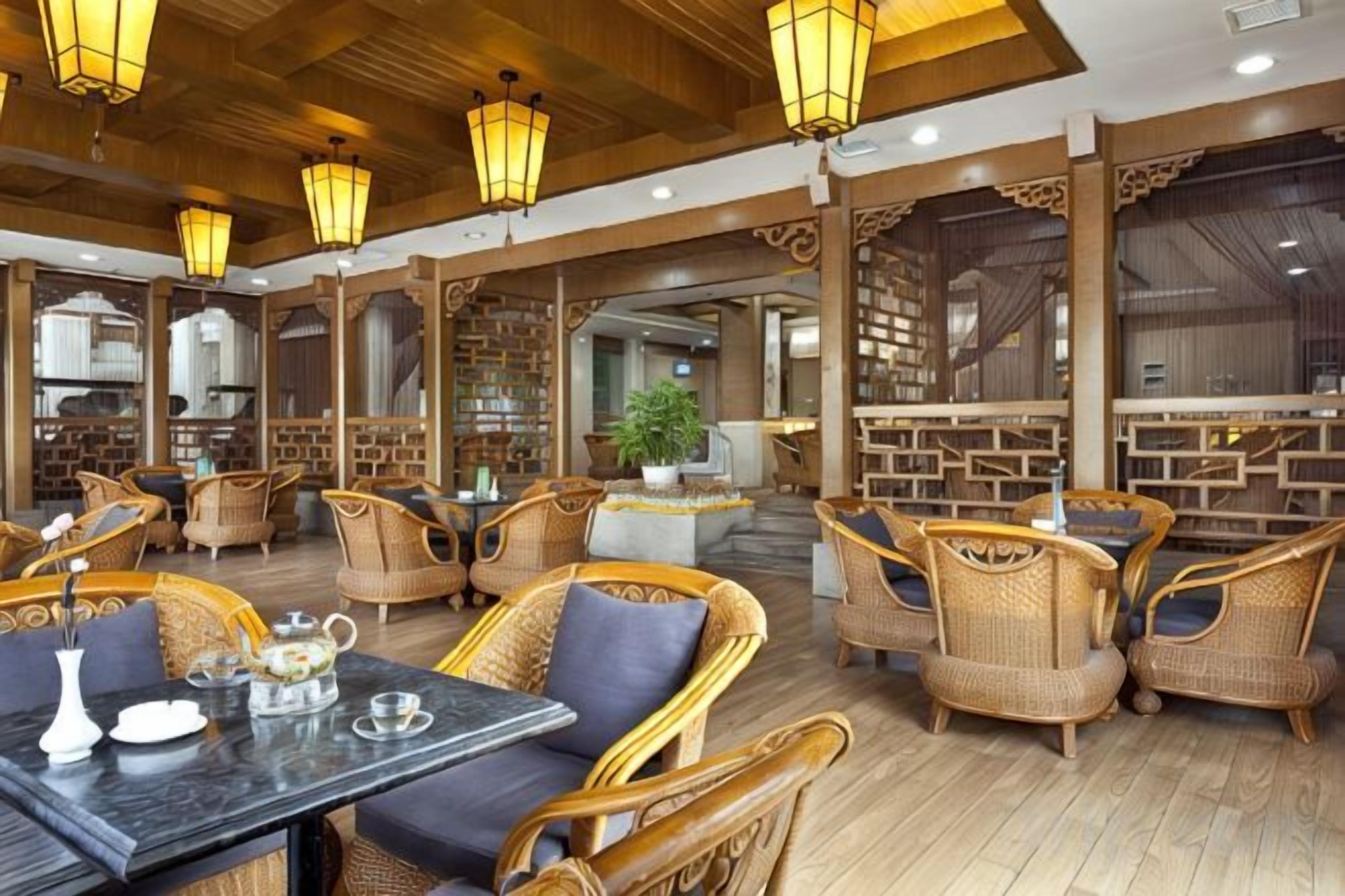 Un restaurante con mobiliario de mimbre y techo de madera.