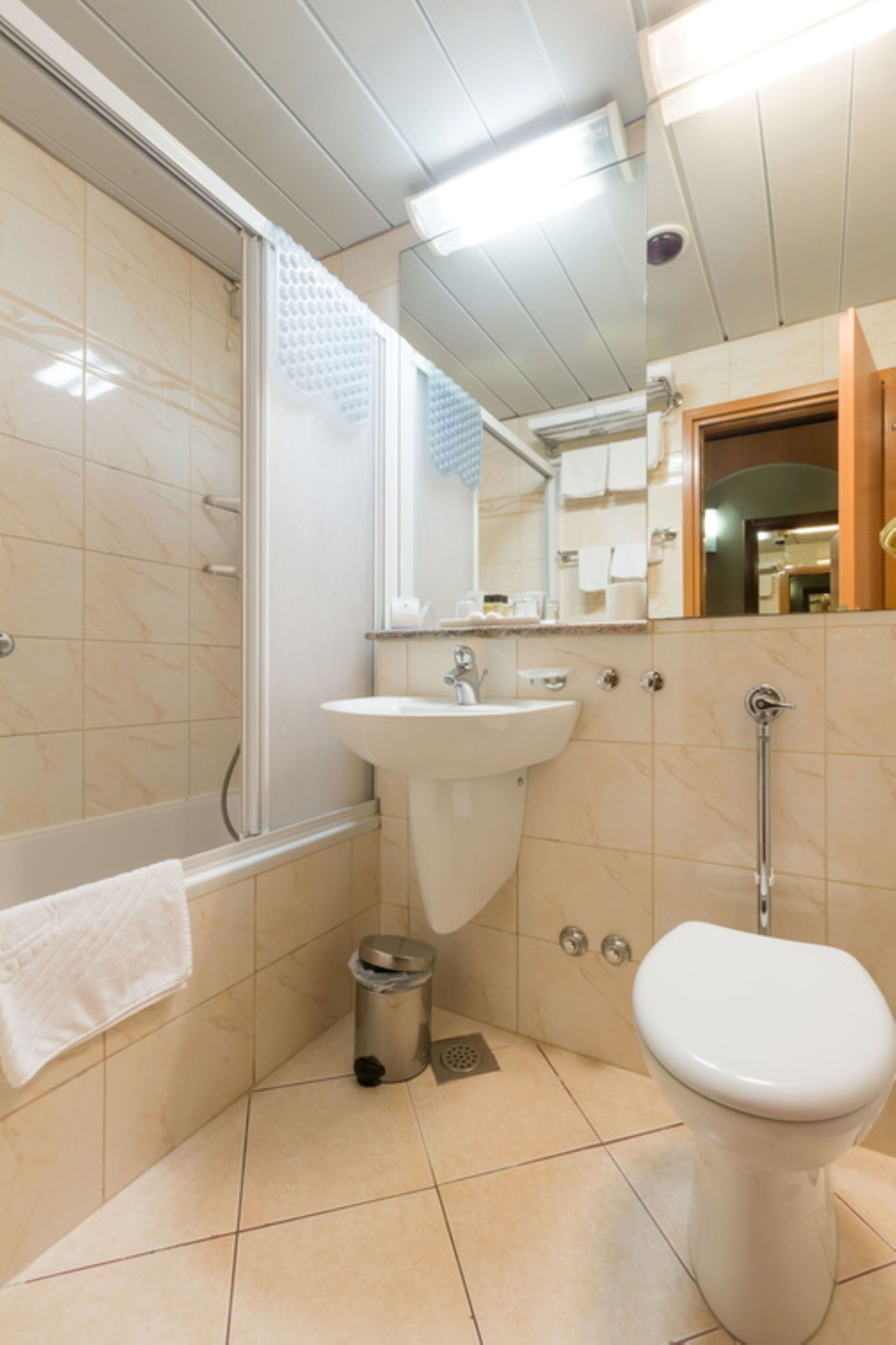 superior room with balcony, sea side, extra bed | bathroom | bathtub, free toiletries, hair dryer, towels