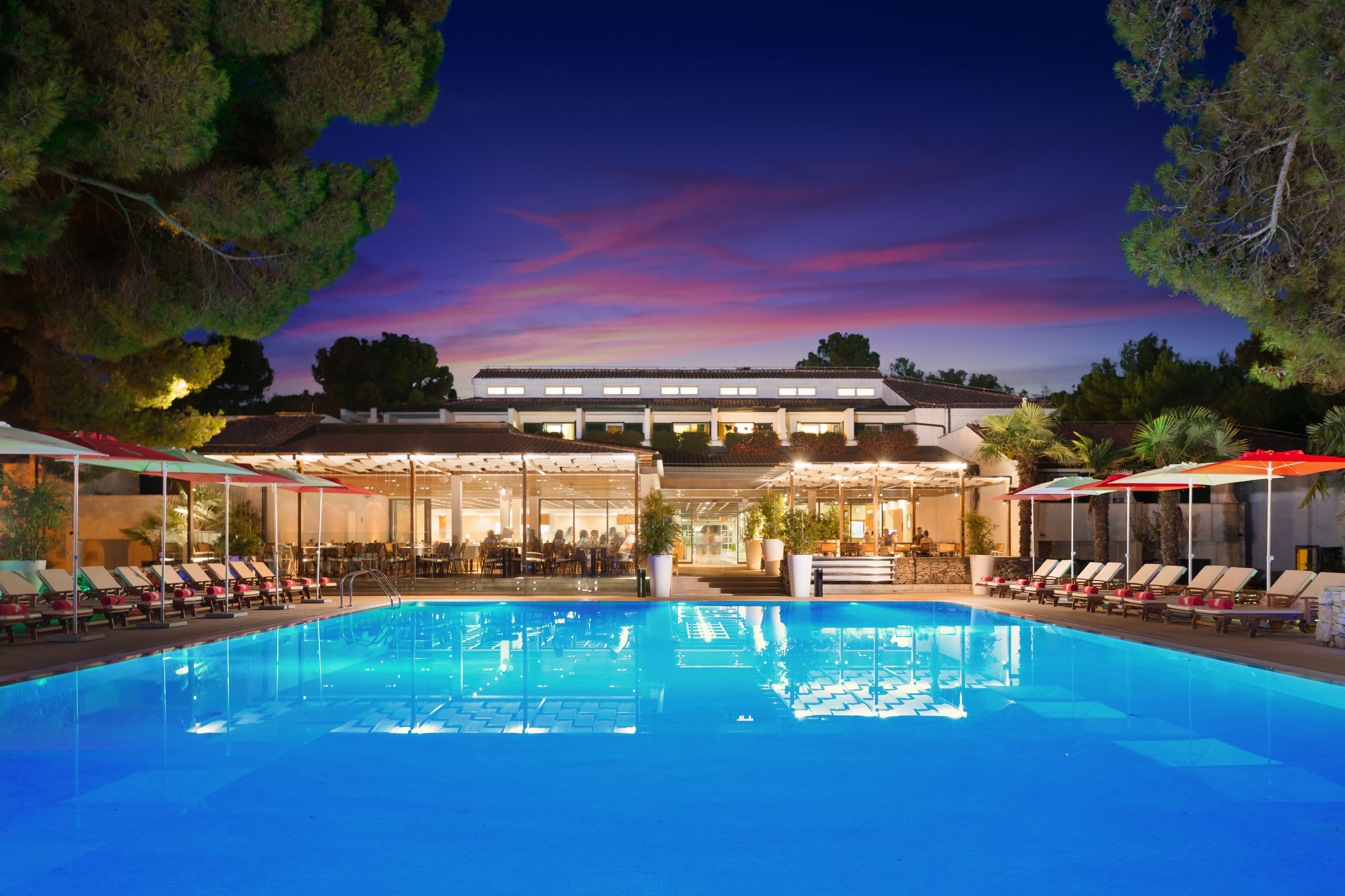 seasonal outdoor pool, pool loungers