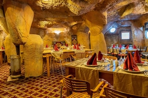 2 restaurants, serveren ontbijt, lunch, diner, internationale gerechten