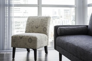 Condo executivo, 1 quarto, sacada, vista para a cidade | Área de estar | TV LED 50 polegadas com canais via satélite, TV, filmes recentes