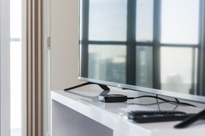 Suíte real, 1 quarto, sacada, vista para a cidade | Área de estar | TV LED 50 polegadas com canais via satélite, TV, filmes recentes