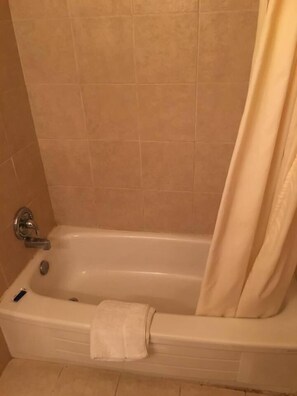 Ensemble douche/baignoire, articles de toilette gratuits
