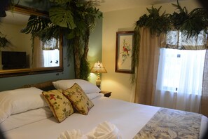 Signature Room, 1 King Bed, Accessible, Shared Bathroom | Individually decorated