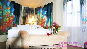 Penthouse Panorama, 1 Tempat Tidur King, kamar mandi umum, pemandangan kolam renang | Didekorasi berbeda-beda