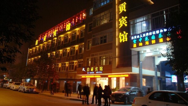 Un hotel con varios pisos y señalización iluminada.