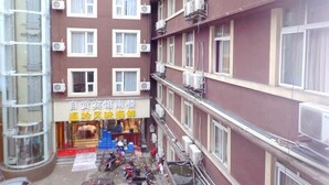 Un edificio de varios pisos con unidades de aire acondicionado en las paredes exteriores.