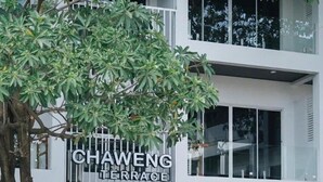 A modern building with a sign reading "CHAWENG TERRACE". - Chaweng terrace (Koh Samui)