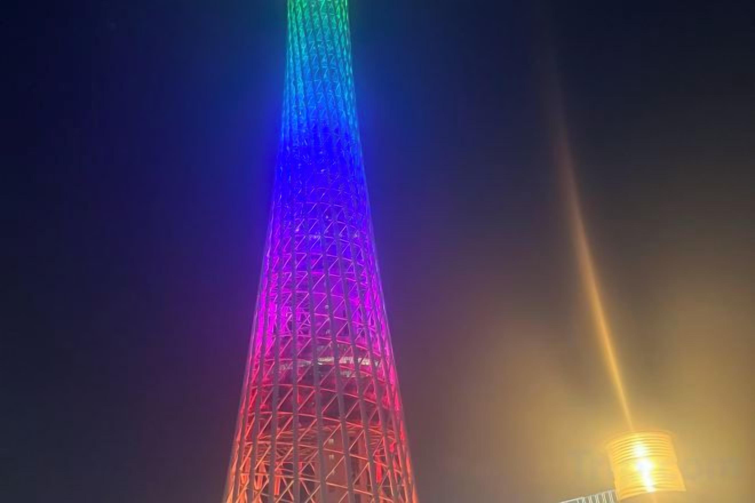 Una torre alta e iluminada con una estructura visible.