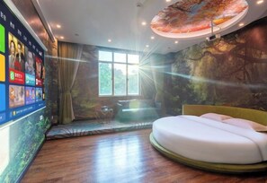 Una habitación con un ventanal grande, una cama, un televisor montado en la pared y un aplique de techo.