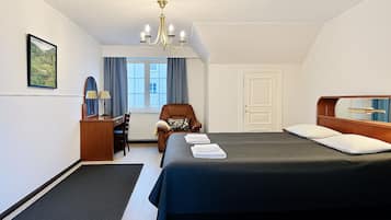 Kahden hengen standard-huone, jaettu kylpyhuone | Egyptinpuuvillaiset lakanat, ylelliset vuodevaatteet, työpöytä