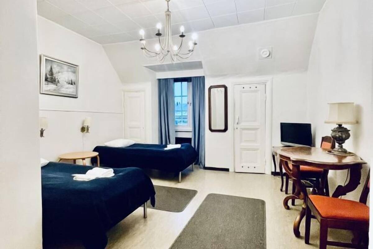 Egyptinpuuvillaiset lakanat, ylelliset vuodevaatteet, työpöytä