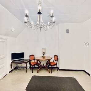 Quarto duplo urbano, banheiro compartilhado | Roupas de cama de algodão egípcio, roupas de cama premium, escrivaninha