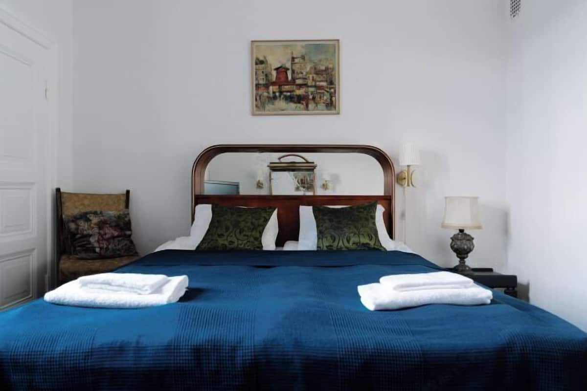 Egyptinpuuvillaiset lakanat, ylelliset vuodevaatteet, työpöytä