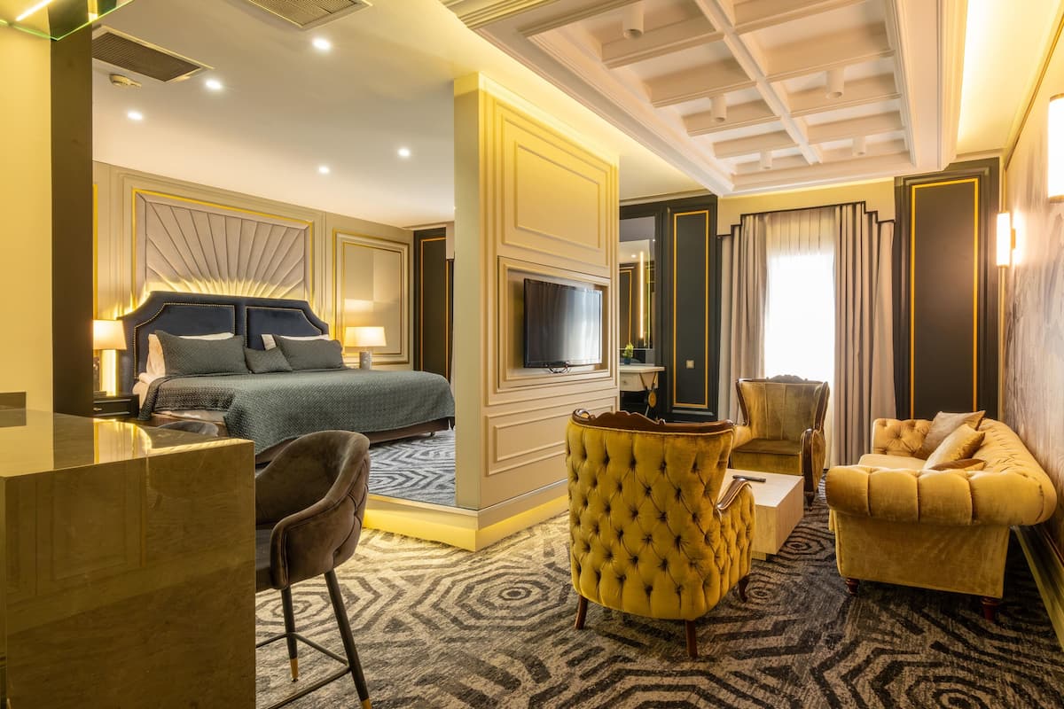 Deluxe Room, 1 King Bed | Minibar, in-room safe, individually decorated, individually furnished