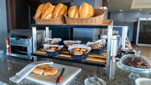 Petit déjeuner buffet servi tous les jours en supplément