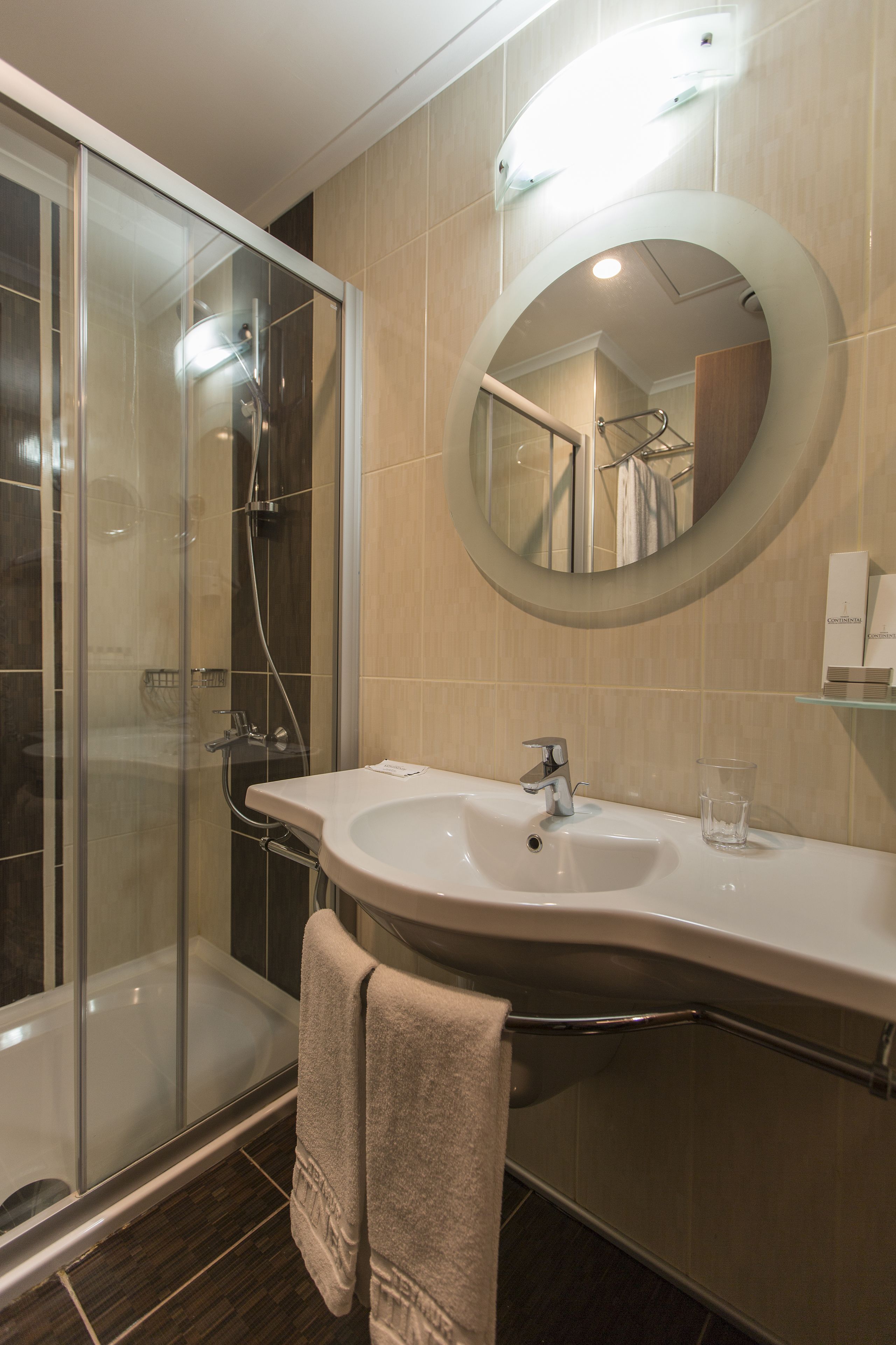 standard room | bathroom | deep-soaking bathtub, hydromassage showerhead, free toiletries