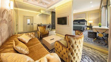 King Suite | Minibar, in-room safe, individually decorated, individually furnished