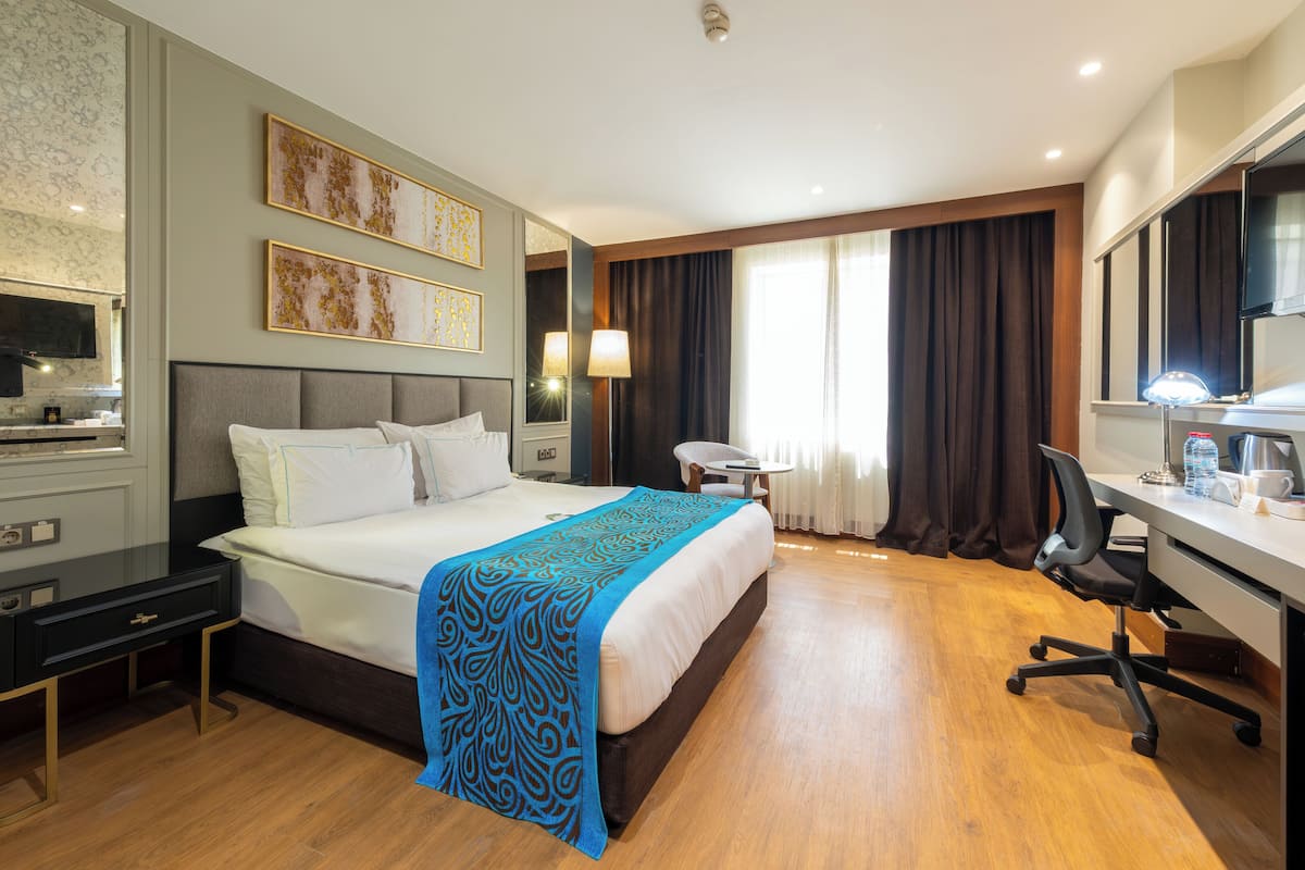 Junior Room | Minibar, in-room safe, individually decorated, individually furnished